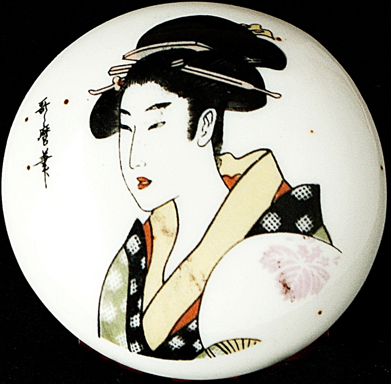 Japanese Small Lidded Pot - Signed Portrait. Dsc00511