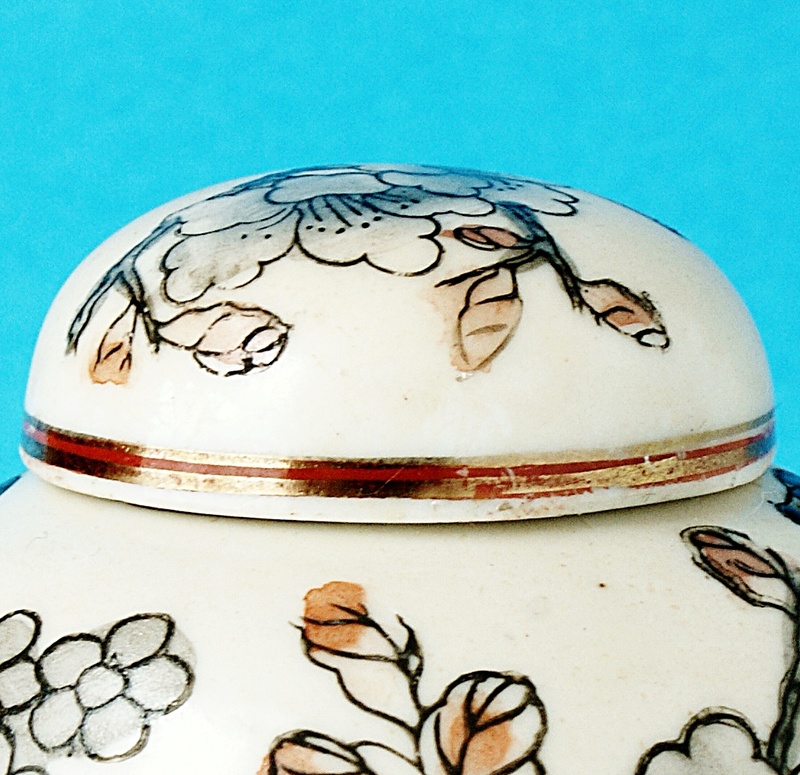 Japanese Small Lidded Pot - Signed Portrait. Dsc00513