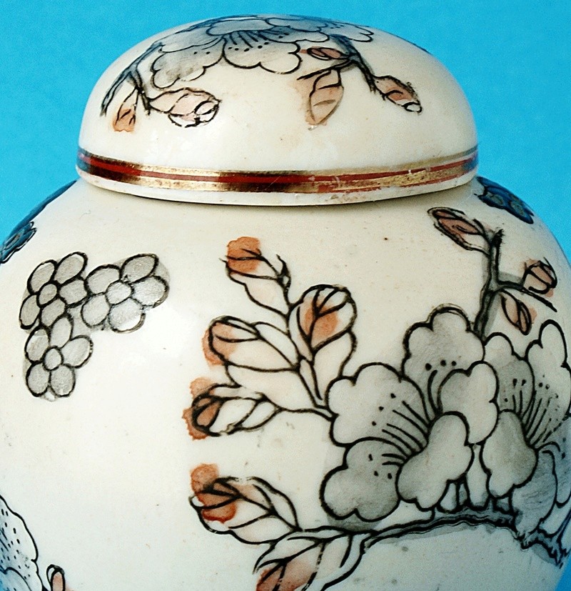 Japanese Small Lidded Pot - Signed Portrait. Dsc00515