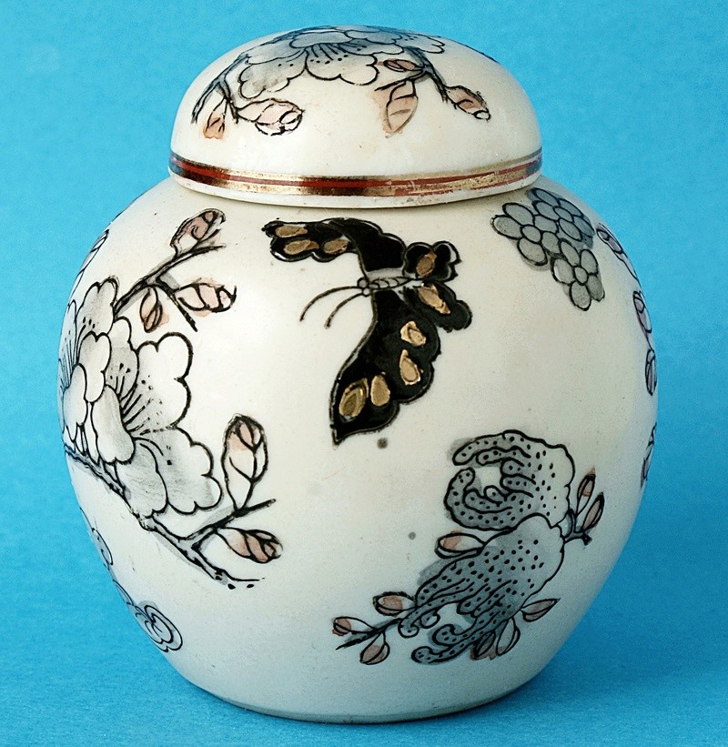 Japanese Small Lidded Pot - Signed Portrait. Dsc00516