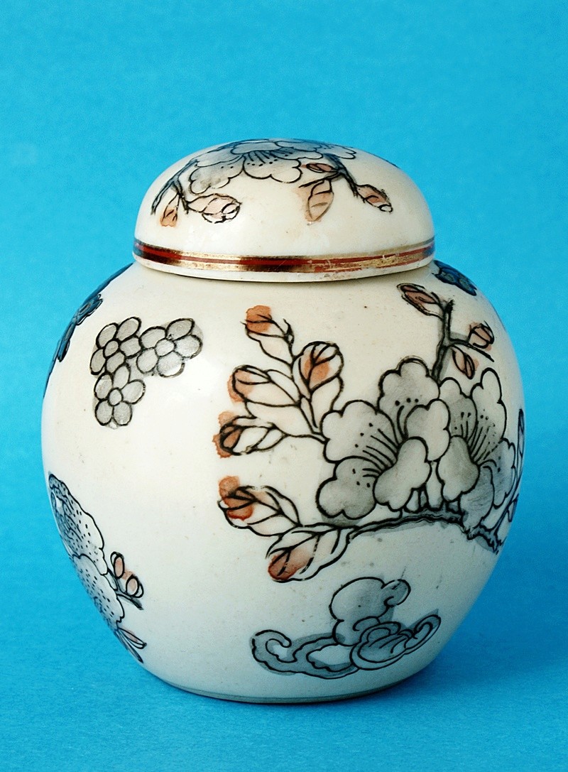 Japanese Small Lidded Pot - Signed Portrait. Dsc00517