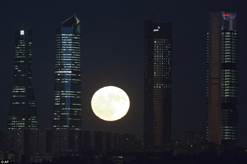 SUPERMOON: Check Out These Incredible Photos of Monday's Supermoon 3a5fed11