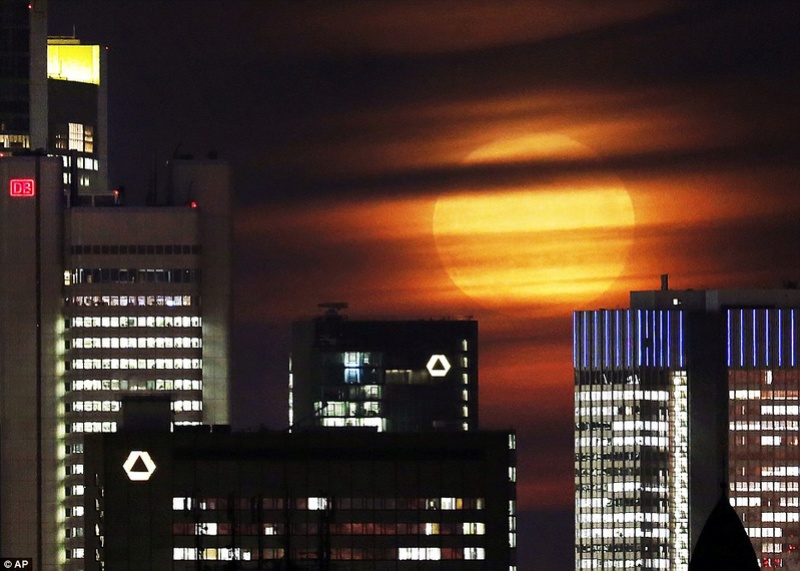 SUPERMOON: Incredible pictures of supermoon from around the world 3a602410