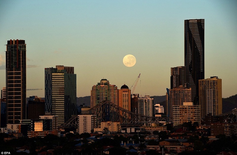 SUPERMOON: Incredible pictures of supermoon from around the world 3a605a10