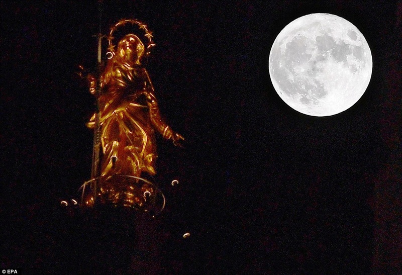 SUPERMOON: Incredible pictures of supermoon from around the world 3a606e10