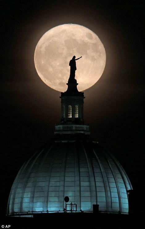 SUPERMOON: Incredible pictures of supermoon from around the world 3a612611