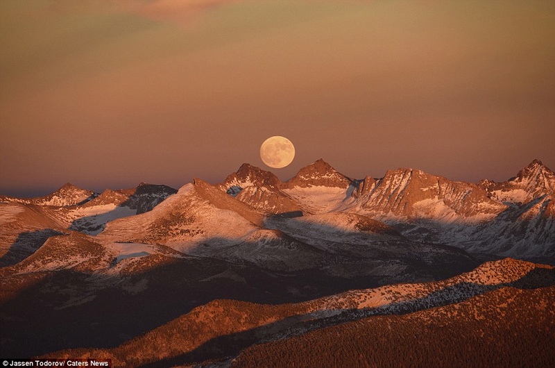 SUPERMOON: Incredible pictures of supermoon from around the world 3a634f10