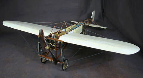 BLERIOT - 1980 : Maquette d'avion au 1/10ème en bois et …