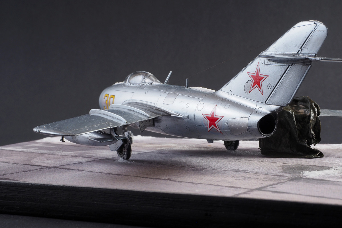 MiG-15bis 1/72 - Eduard Pc290227