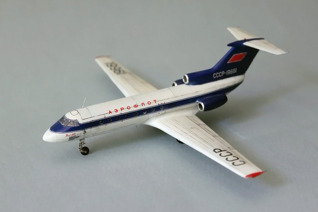 Yakovlev Yak-40 Eathtern express 1/144 Img_0624