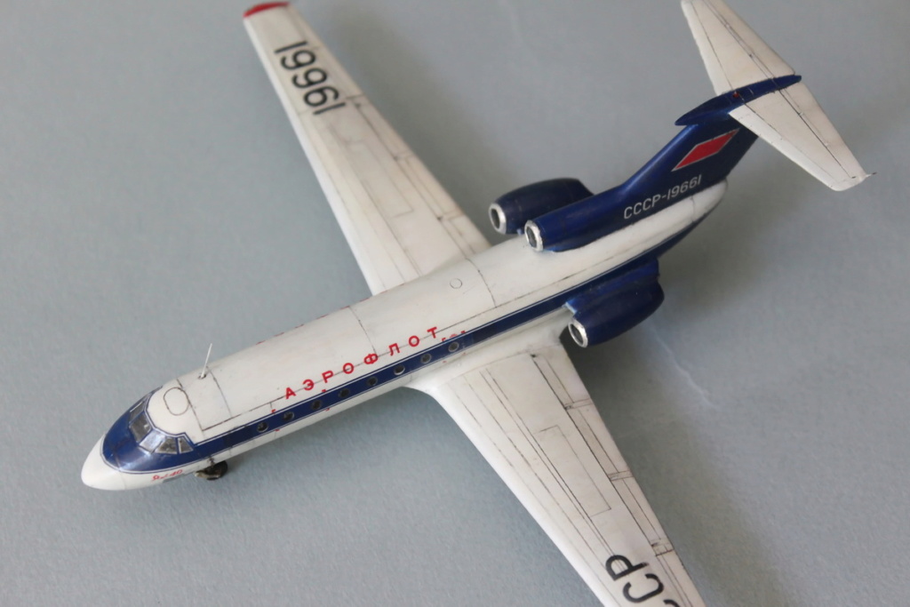 Yakovlev Yak-40 Eathtern express 1/144 Img_0628