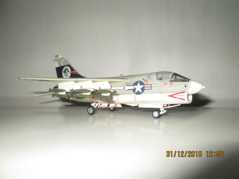  A 7 Corsair II  Heller/Airfix  1/72 (VINTAGE) Img_4516