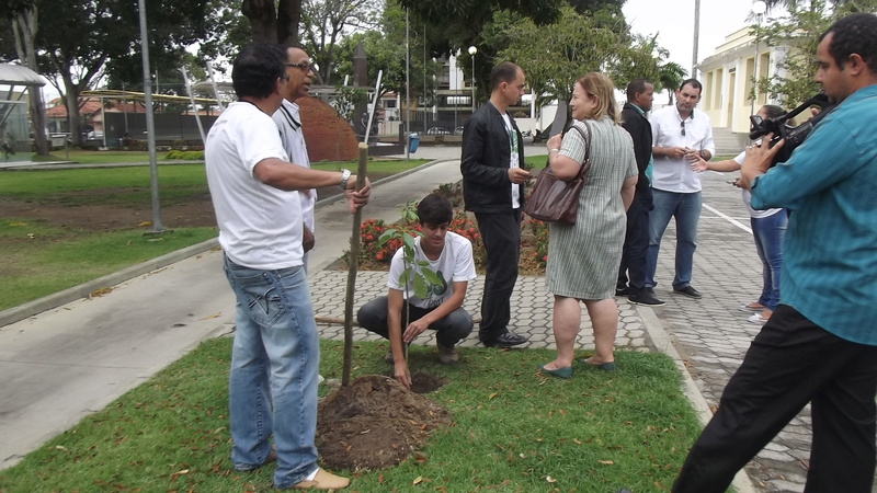 Arborização Urbana e Adoção de Mudas na Praça 22 de Agosto Dscf0112