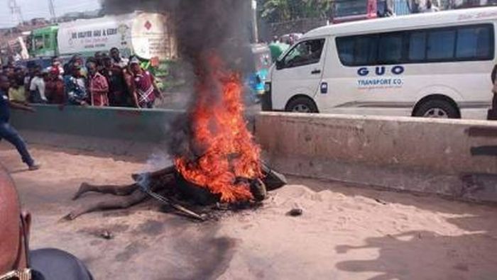 Armed Robbers Set On Fire In Onitsha Today By Angry Mob (Graphic Photos) Fire-111