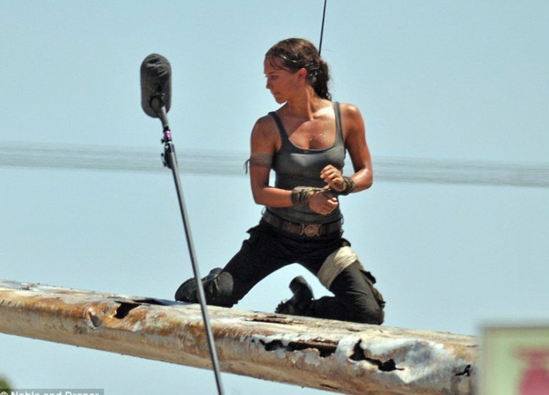Tomb Raider (March 16th) C4avxy11