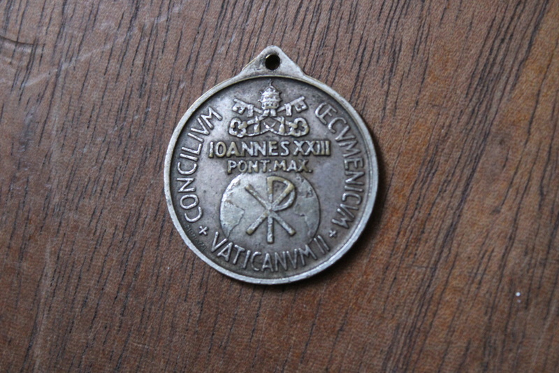 Médaille du Vatican reflet doré Img_3718
