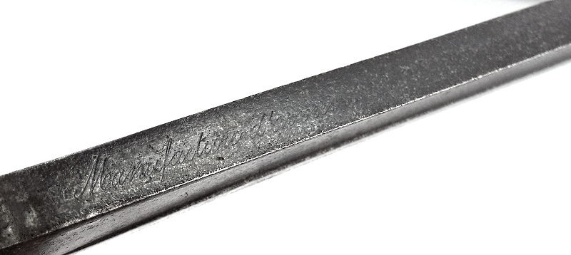 Je ne sais pas quoi penser pour ce sabre, enfin....si mais.... Wb160612