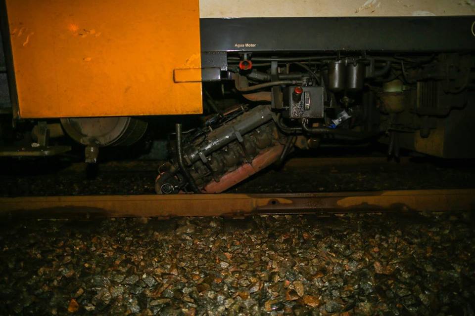 Comboio deixa cair motor durante o percurso  51397510