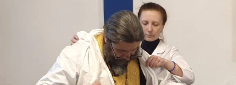 Les soins spirituels aux malades du coronavirus: le témoignage d’un prêtre de Moscou Pere-i13