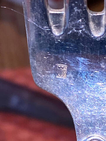 Identification poincon sur une fourchette en métal argenté ATO surmonté  d'une couronne