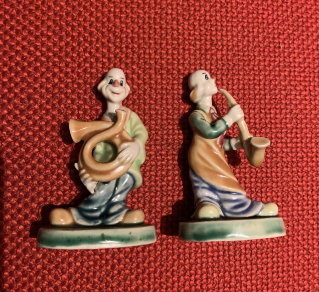 2 figurines of clowns with instruments, signed and numbered? Img_5512