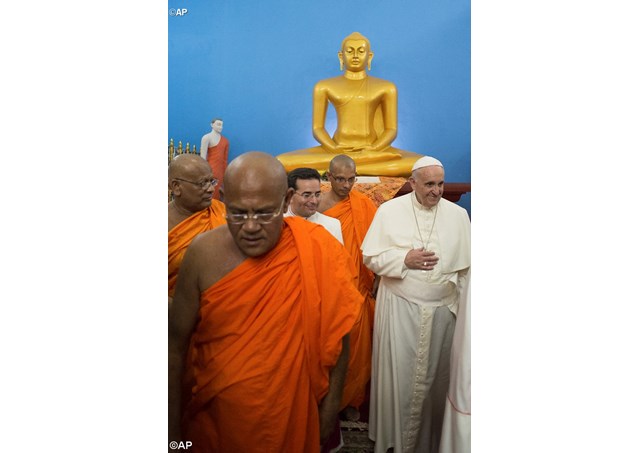 Bergoglio visite un temple bouddhiste au Sri Lanka Ap271510
