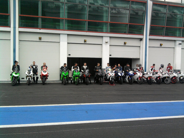 CR roulage Magny Cours F1 le 29 Aout 2010 R6_fam10