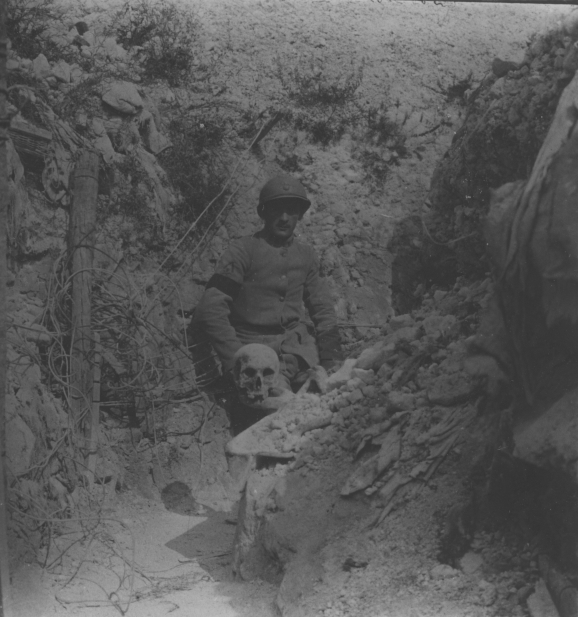 Soldats avec leurs trophées Macabr10