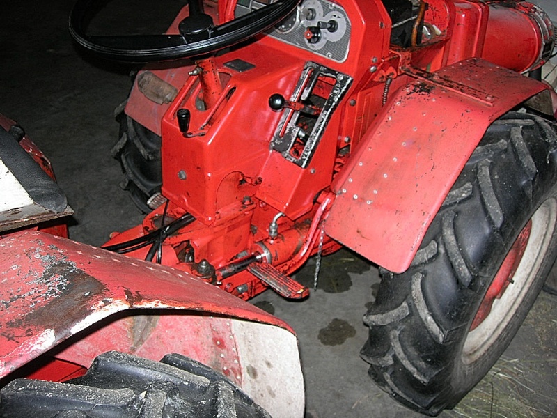 Recherche pompe HYDRAULIQUE pr tracteur Ferrari série 70 Dscn7516