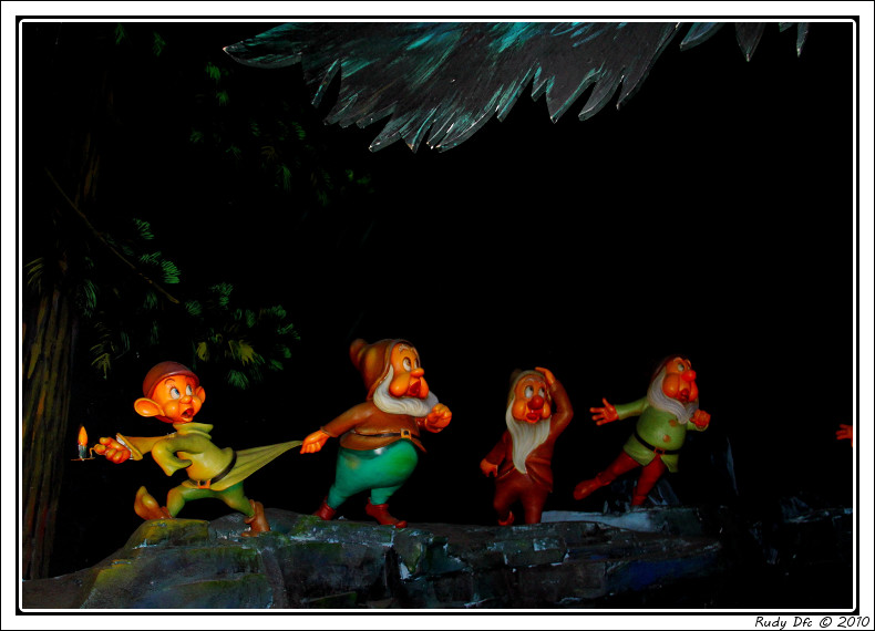Attraction Blanche Neige et les 7 nains - Page 2 Img_0641