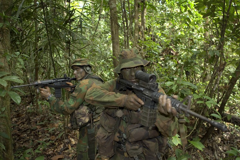 Dutch sf with jungle uniforms (originally posted by ys2003) Hollan11