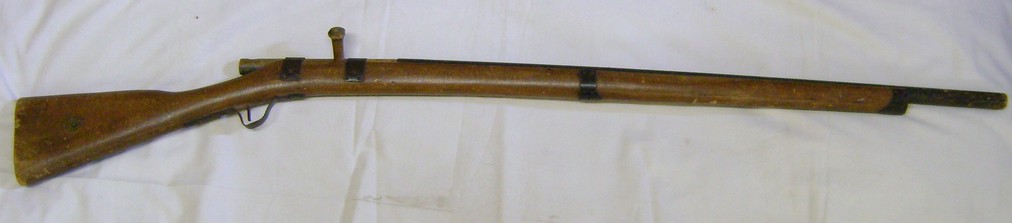 fusil en bois combier valence , dans grenier d'une ecole ... Dsc06822