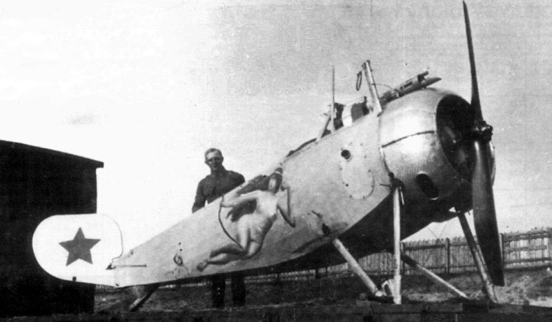 Des pin up sur des Nieuport soviétiques. F7640c10