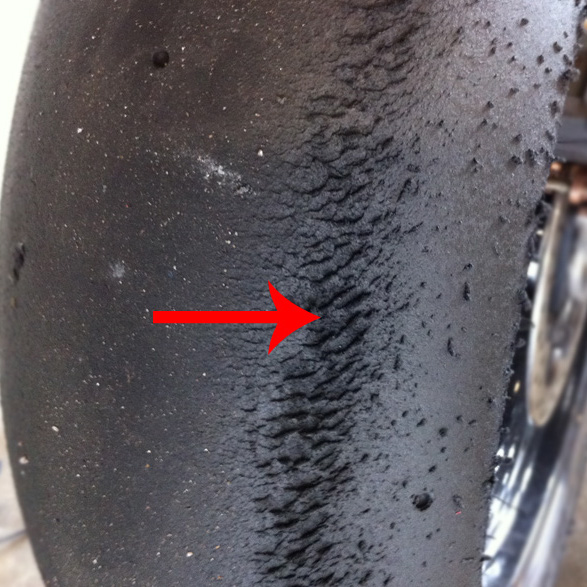 [TUTO] Identifier l’origine de l’usure irrégulière des pneus piste moto Pneu110