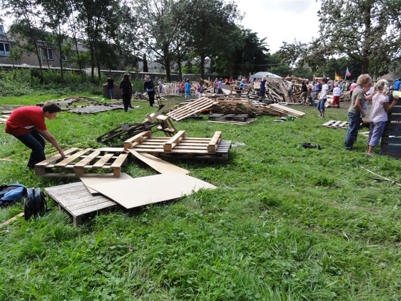 Dukendam 2010, zondag: De vloeren worden gelegd, de muren verrijzen al snel erna Dsc00292