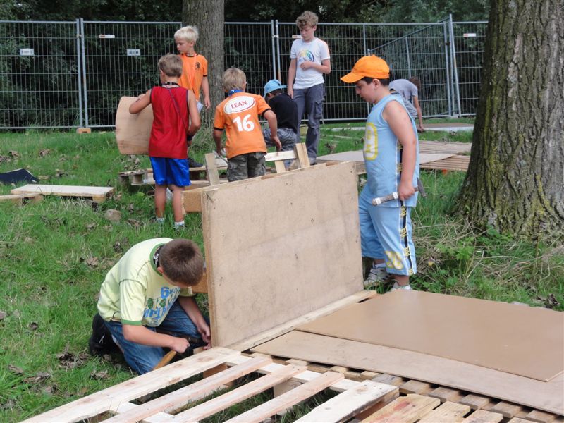 Dukendam 2010, zondag: De vloeren worden gelegd, de muren verrijzen al snel erna Dsc00293