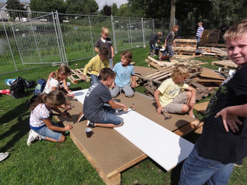 Dukendam 2010, zondag: De vloeren worden gelegd, de muren verrijzen al snel erna Dsc00324