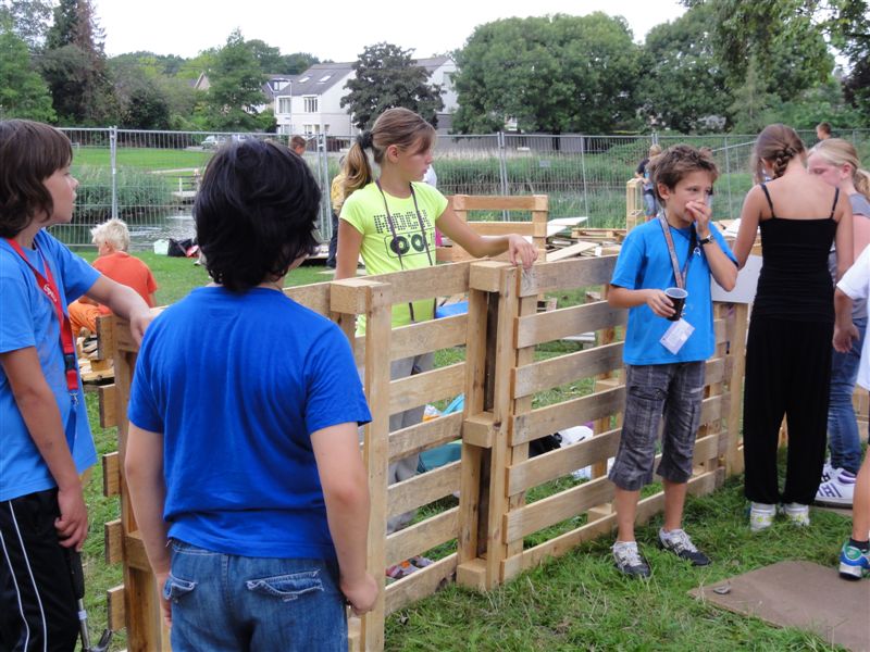 Dukendam 2010, zondag: De vloeren worden gelegd, de muren verrijzen al snel erna Dsc00329