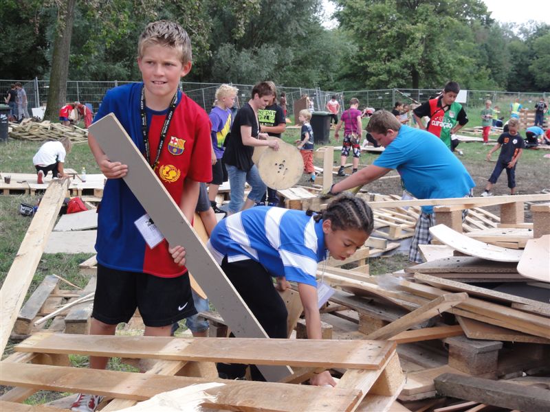 Dukendam 2010, zondag: De vloeren worden gelegd, de muren verrijzen al snel erna Dsc00332