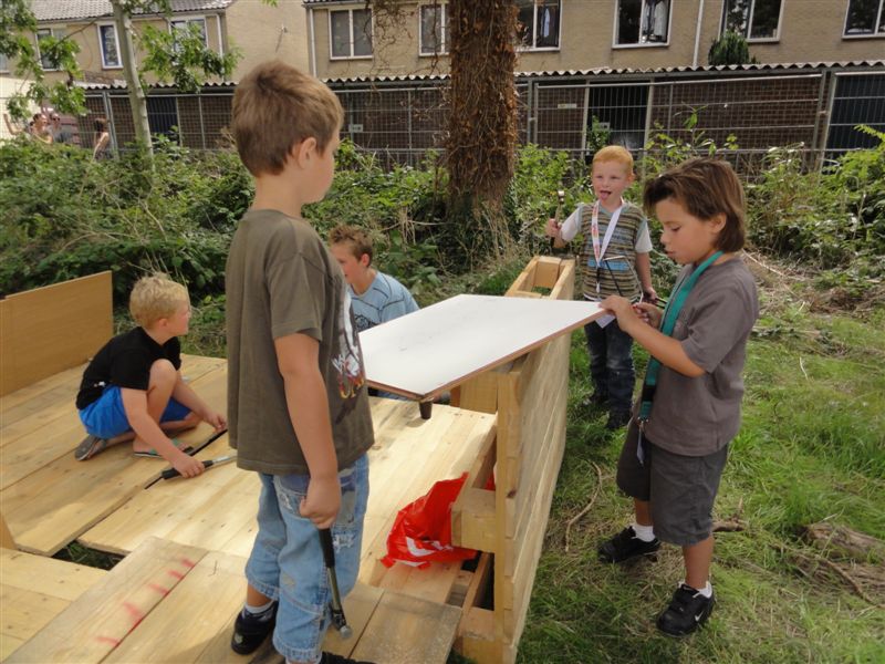 Dukendam 2010, zondag: De vloeren worden gelegd, de muren verrijzen al snel erna Dsc00345