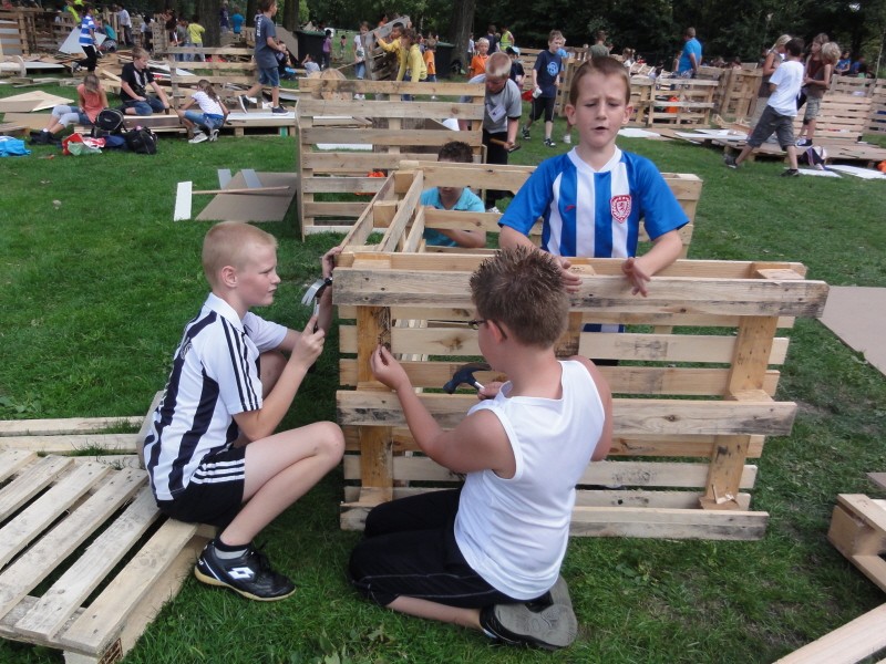 Dukendam 2010, zondag: De vloeren worden gelegd, de muren verrijzen al snel erna Dsc00358