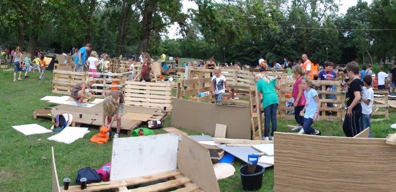 Dukendam 2010, zondag: De vloeren worden gelegd, de muren verrijzen al snel erna Dsc00359