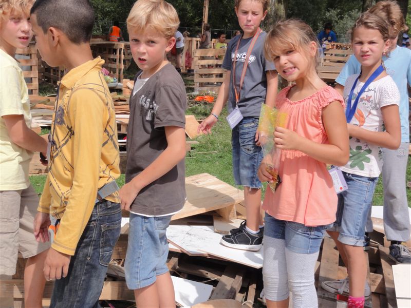 Dukendam 2010, zondag: De hutten groeien gestaag  Dsc00394