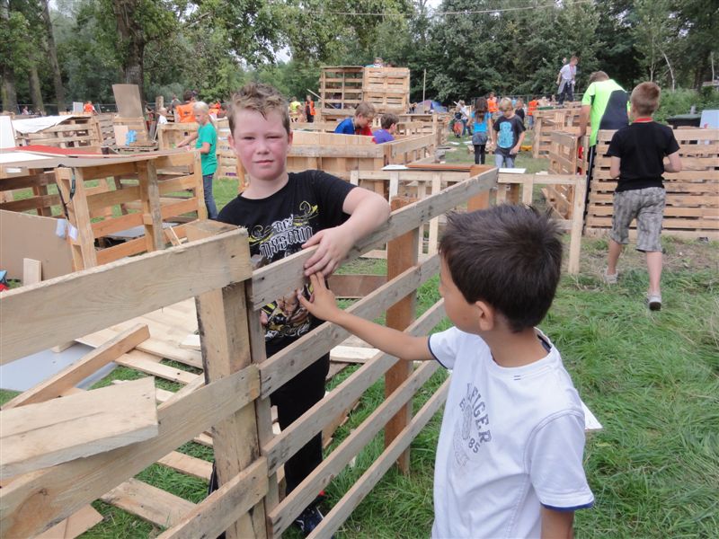 Dukendam 2010, zondag: De hutten groeien gestaag  Dsc00422