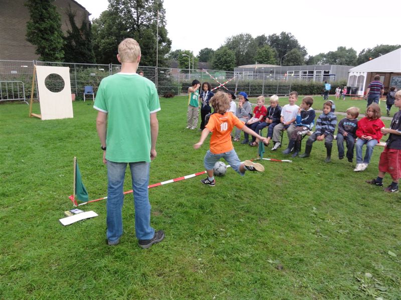 Dukendam 2010, maandag, sport en spel maakt hongerig, dus... frietjes eten Dsc00567