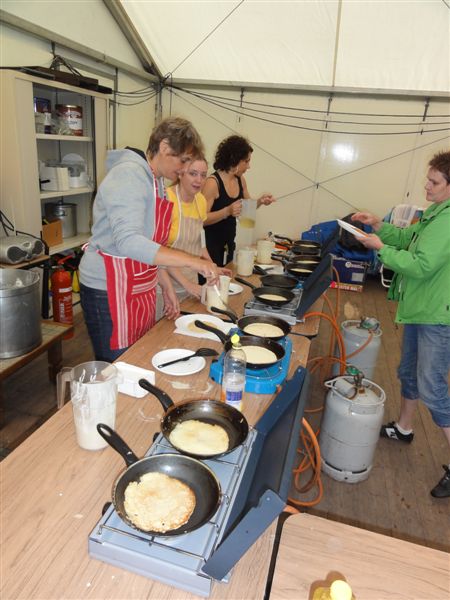 Dukendam 2010 dinsdag 24 augustus, rondom de keukentent, pannenkoeken eten en diversen  Dsc00781