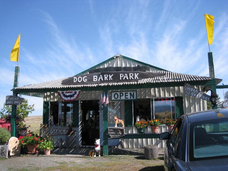 Dog Bark Park Inn, Cottonwood, Idaho - USA Boutiq10