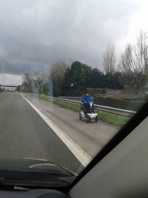 Sur l'autoroute à contre-sens en fauteuil roulant électrique 75096010