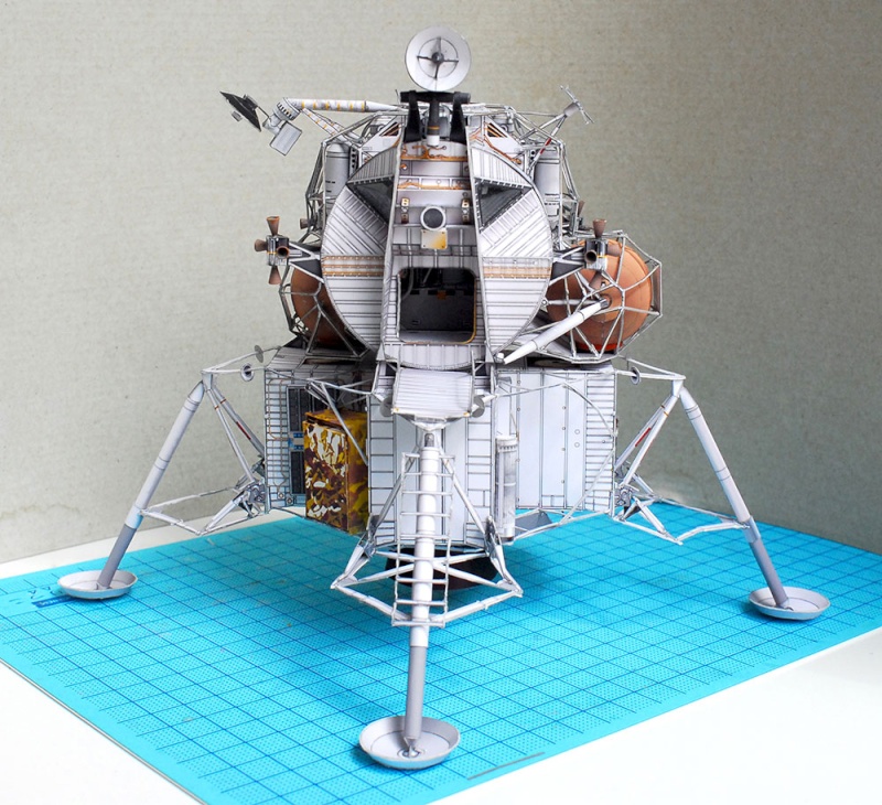 Il fabrique des vaisseaux spatiaux mythiques en papier Engin-24