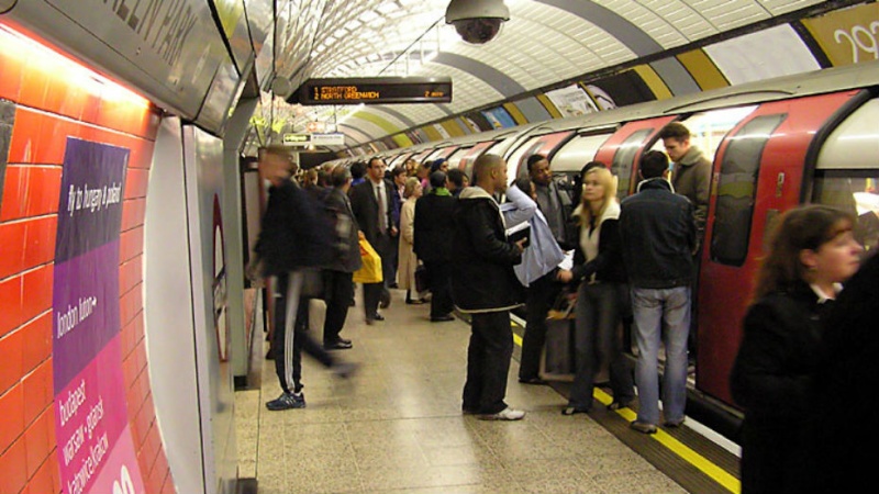 Dans le métro, il insulte son futur recruteur  London10